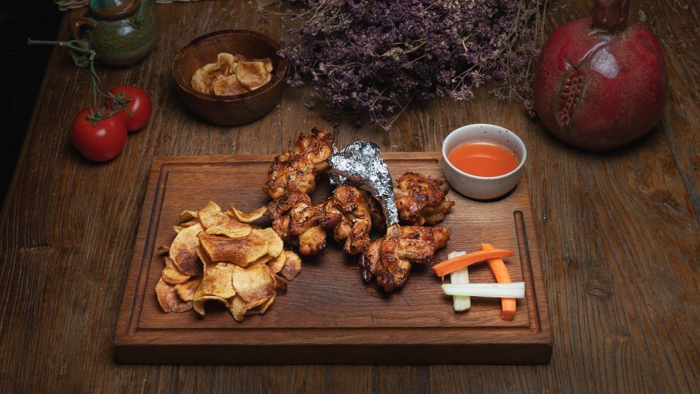 «Пртеби» куриные крылья с картофельными чипсами и соусом «Сладкий Чили»